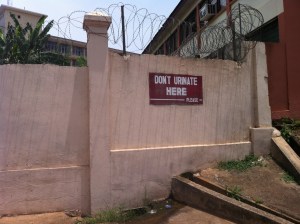 dont urinate here please